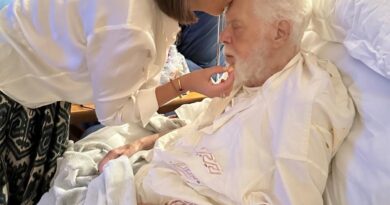 Júlia Almeida compartilha despedida após morte do pai, Manoel Carlos