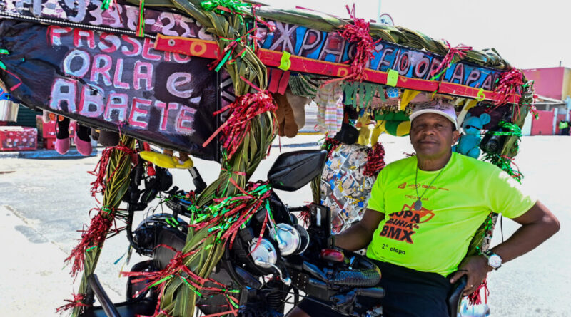 Baianos e turistas celebram a Lavagem de Itapuã