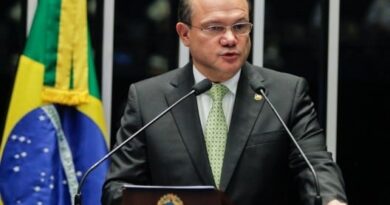 Senador busca PGR para pedir prisão domiciliar de Bolsonaro e liberação de contato com Valdemar