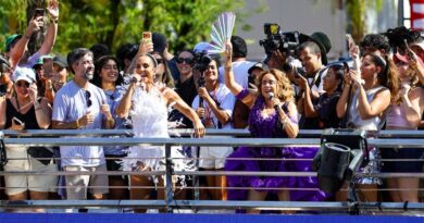 VÍDEO: “Laroyê, mulheres de poder!”, Ivete Sangalo recebe Daniela Mercury em encontro fervente na pipoca do Campo Grande