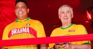 Após Salvador, Carlo Ancelotti curte desfiles na Sapucaí ao lado de Ronaldo Fenômeno