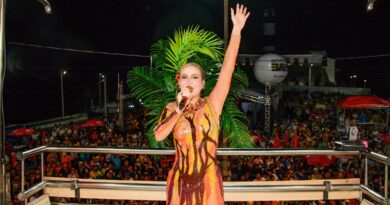 Com look inspirado nas raízes baianas, Claudia Leitte agita o Blow Out no Circuito Barra-Ondina