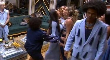 VÍDEO: Sol Vega e Milena interferem em briga entre participantes do BBB 26 para evitar agressão e público pede expulsão