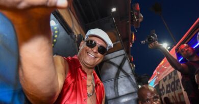 Na casa! Xanddy Harmonia chega ao trio elétrico para ‘Melhor Segunda-Feira”