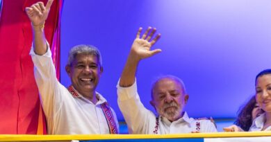 VÍDEO: Presidente Lula se empolga e pula no ritmo de “Panela” durante passagem do navio pirata do Bayana System, no circutio Osmar