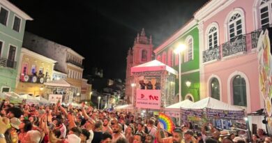 Carnaval do Pelourinho conta com grupos de samba, reggae e axé neste domingo