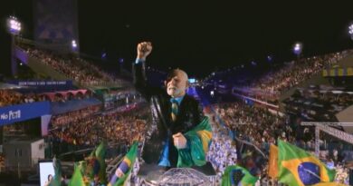 VÍDEO: Com deboche de Bolsonaro, sem Janja e sob vaias: Saiba como foi desfile com homenagem a Lula na Sapucaí