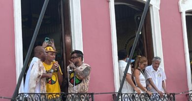 Saída do Olodum marca início dos festejos no Pelourinho com presença de João Gomes, Caetano Veloso e retorno de Lazinho