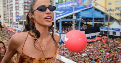 Bruna Marquezine e Shawn Mendes são flagrados juntos no trio de Ivete Sangalo no Carnaval de Salvador