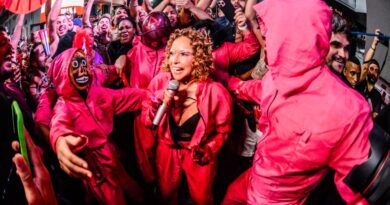 VÍDEO: Daniela Mercury surpreende foliões e abre desfile fantasiada no meio da pipoca