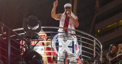 “Torcida” comparece e Xanddy Harmonia arrasta multidão na 3ª edição da Melhor Segunda na Barra