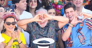 Lula acompanha Galo da Madrugada ao lado de João Campos e Tabata Amaral