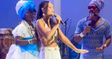 VÍDEO: Filha de Carlinhos Brown sobe ao palco em show no Rio Vermelho e surpreende público com voz