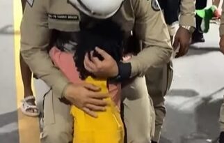 Abordagem carinhosa: Criança cumprimenta policiais durante carnaval de Salvador