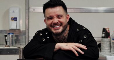 “Sandy e Júnior” da nova geração? Hitmaker rebate críticas de fãs pelo número de parcerias com Anitta