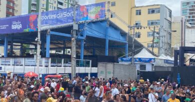 “Inimigos do fim” se concentram a espera do tradicional Arrastão da Quarta-Feira de Cinzas