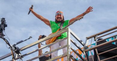 VÍDEO: Bell Marques agita foliões no segundo dia do Bloco Vumbora no Circuito Barra-Ondina