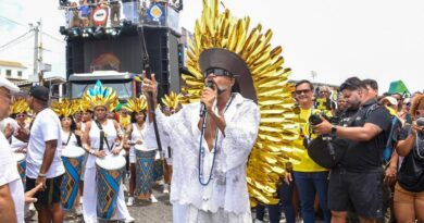 VÍDEO: Ao som de “Ashansu”, Carlinhos Brown arrasta multidão no Arrastão da Quarta-feira de Cinzas