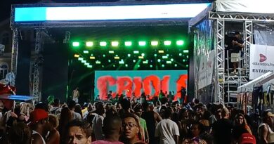 VÍDEO: Criolo leva multidão ao Largo do Pelourinho na última noite do Carnaval de Salvador