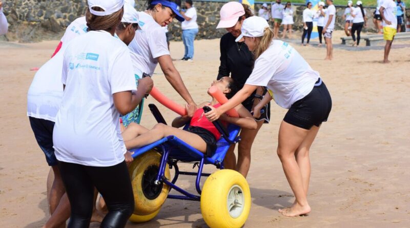ParaPraia inicia neste final de semana temporada de banho de mar assistido para pessoas com deficiência