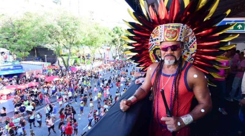 Carlinhos Brown acompanha passagem dos trios no Campo Grande