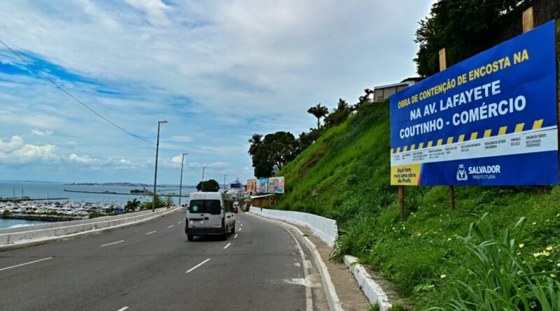 Trecho da Avenida Contorno é interditado parcialmente para obra de contenção de encosta