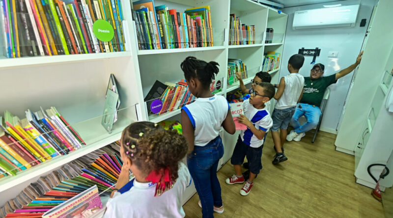 Caminhão literário promove Circuito Liga da Cultura em Escola Municipal