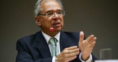 Paulo Guedes diz que, se Flávio Bolsonaro ganhar eleições, terá o apoio total dele