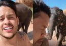 VÍDEO: De férias na Ásia, Thiago Aquino é surpreendido por tromba de elefante