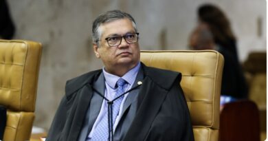 Ministro Flávio Dino suspende quebra de sigilos de Lulinha aprovada pela CPI do INSS
