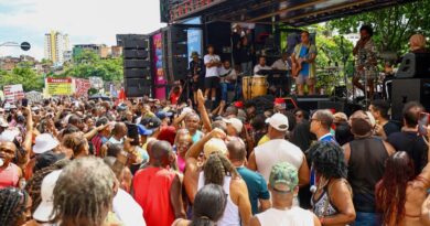 Mesmo com tempo instável, Mudei de Nome atrai público em apresentação no Dique do Tororó neste domingo