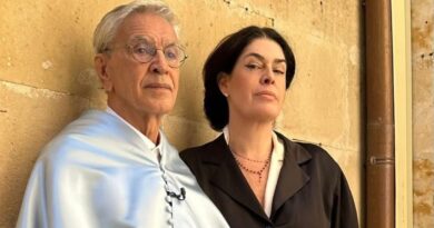 Ex-funcionária desiste de ação contra Caetano Veloso e Paula Lavigne; casal mantém processo por calúnia