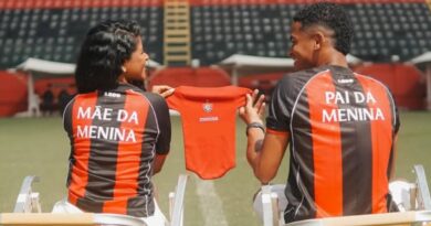 VÍDEO: Sheuba Matos e Tiago Souza revelam nome do bebê do casal no gramado do Barradão