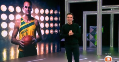 Tadeu Schmidt se emociona ao homenagear Oscar Schmidt ao vivo no BBB 26: “Minha maior referência”