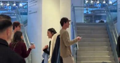 VÍDEO: Shawn Mendes vira fotógrafo após Bruna Marquezine ser tietada nos EUA