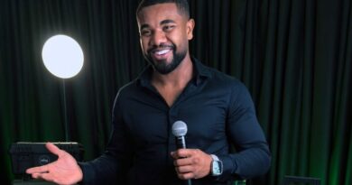 Davi Brito faz estreia como apresentador em reality show com Lumena e filho de Andressa Urach