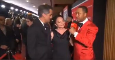 VÍDEO: Mãe de Wagner Moura comparece em tapete vermelho, ‘adota’ apresentador e compartilha receita de Vatapá