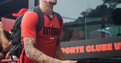 Jogadores do Vitória se pronunciam contra arbitragem nas redes sociais: “Arrumamos briga com o sistema”