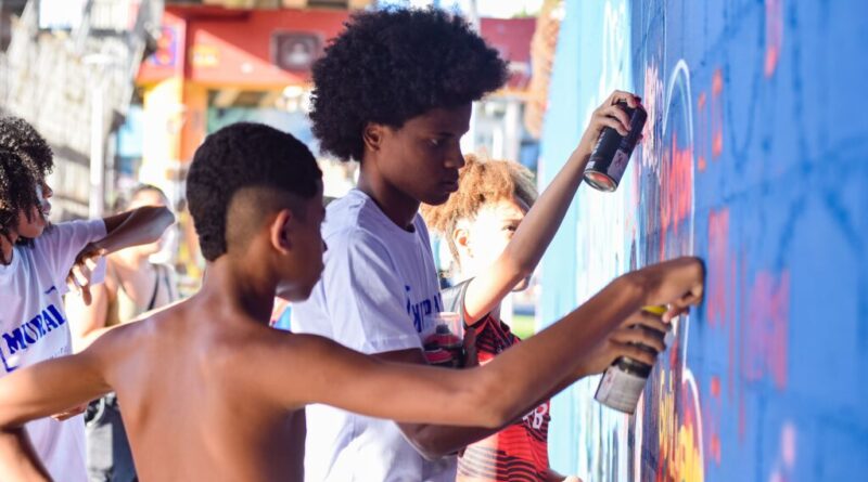 Prefeitura promove oficina de grafite para crianças e adolescentes no canteiro central da Bonocô