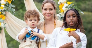 Leandra Leal compartilha registros raros com filhos no Dia das Mães