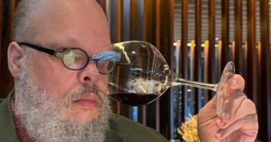Ed Motta se defende de acusações de agressão em restaurante; áudio mostra xingamento do artista a barman