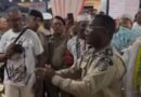 Policial saúda Xangô durante festa de candomblé histórico em Santo Amaro