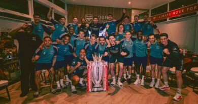 Arsenal comemora junto: elenco assiste tropeço do City que garantiu o título da Premier League após 22 anos