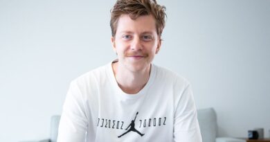 Vocalista da banda Scalene cai do palco durante show e leva oito pontos na cabeça