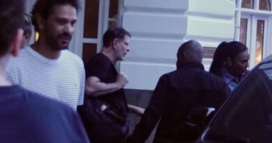 Ivete Sangalo deixa hotel no Rio de Janeiro acompanhada de suposto affair