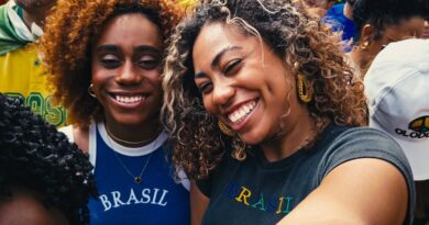 Torcedores comemoram classificação do Brasil em festa com Olodum no Pelourinho