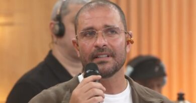 Diogo Nogueira surge com voz diferente após problema de saúde e detalha caso: “Ainda estou em tratamento”