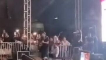 VÍDEO: Palco cede durante show de Amado Batista em Itapetinga