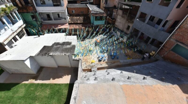 Entrega de contenção de encosta no bairro Daniel Lisboa