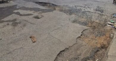 Cratera na Rua Flor do Bosque preocupa motoristas e segue sem solução há mais de um mês em Itapuã  